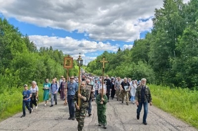 Более трехсот человек прошли крестным ходом на Святое озеро из Емецка