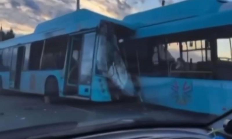 В Архангельске столкнулись два пассажирских автобуса