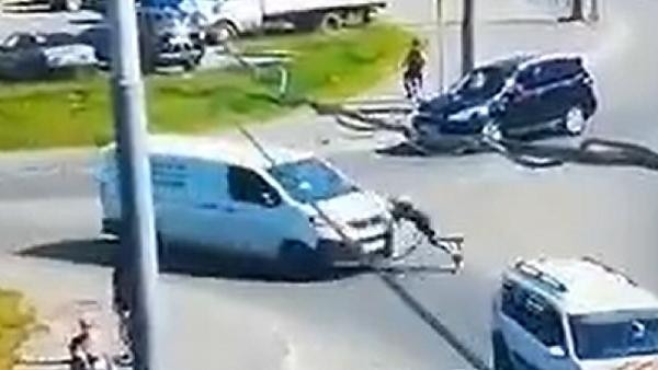 Видео: школьник на самокате угодил под колеса автомобиля в центре Архангельска