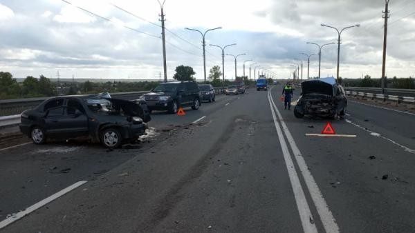 В Архангельске лопнувшее колесо привело к серьезному ДТП на Краснофлотском мосту