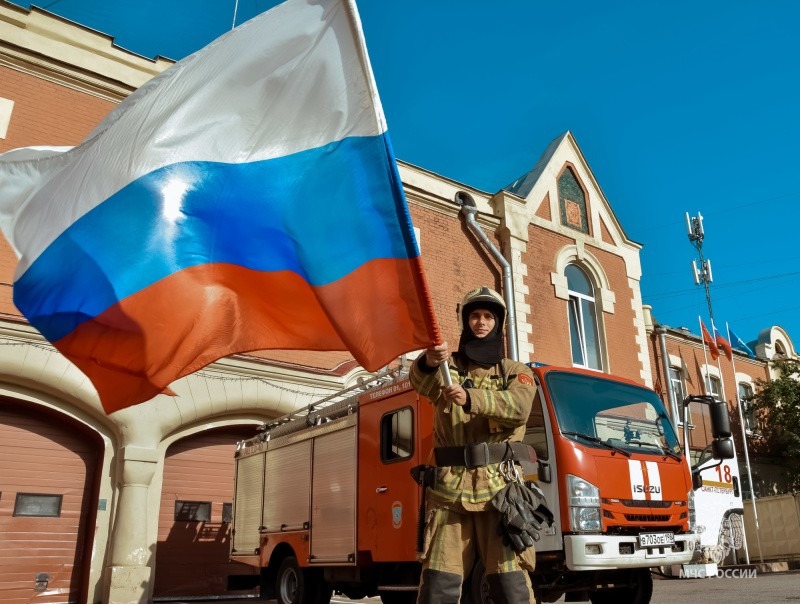 Спасатели и пожарные отмечают День государственного флага Российской Федерации