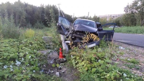 Пьяный водитель в Архангельске протаранил столб и чуть не угробил ребенка