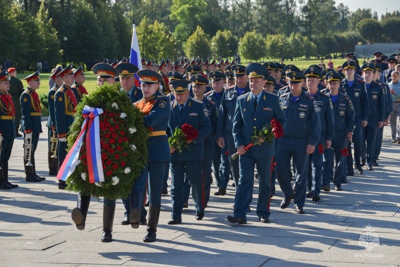 Сотрудники МЧС России в Санкт-Петербурге участвуют в памятных мероприятиях в честь 83-й годовщины начала блокады Ленинграда