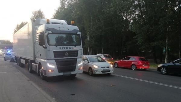 Архангелогородец бросился под грузовик на оживленном проспекте: мужчина погиб