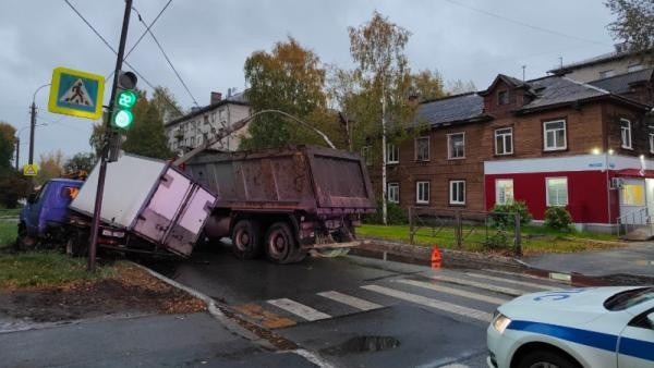 В Архангельске фонарный столб упал на грузовик после тройного ДТП на перекрестке