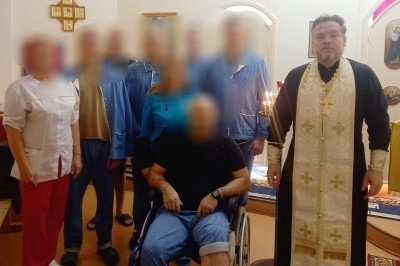 Священник Антоний Власов духовно поддерживает воинов в госпитале Северодвинска