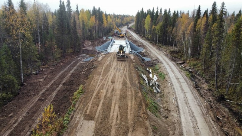 В Холмогорском округе продолжается ремонт моста через Угзеньгу 