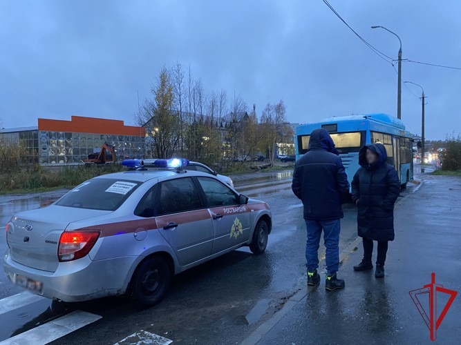 Сотрудники Архангельского филиала вневедомственной охраны Росгвардии передали буйного пассажира автобуса полиции  