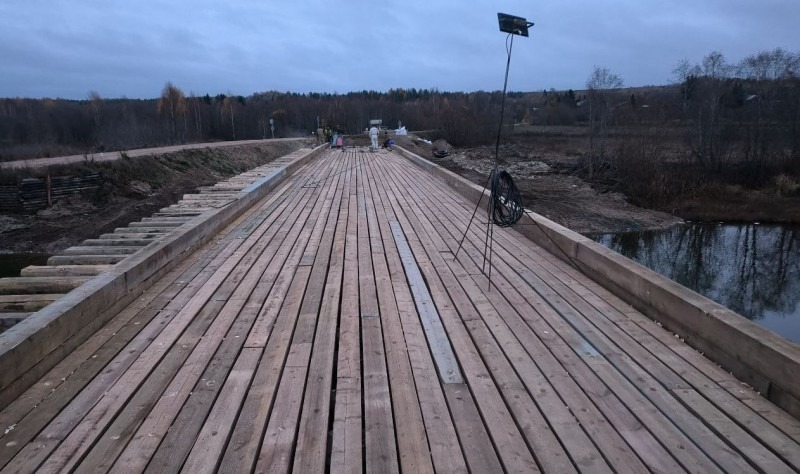 В Шенкурском округе подрядчик приступил к устройству верхнего настила моста через Паденьгу