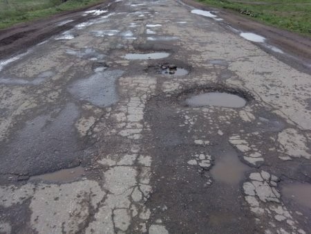 Муниципалитет довел дорогу в деревню Кукушка до скотского состояния