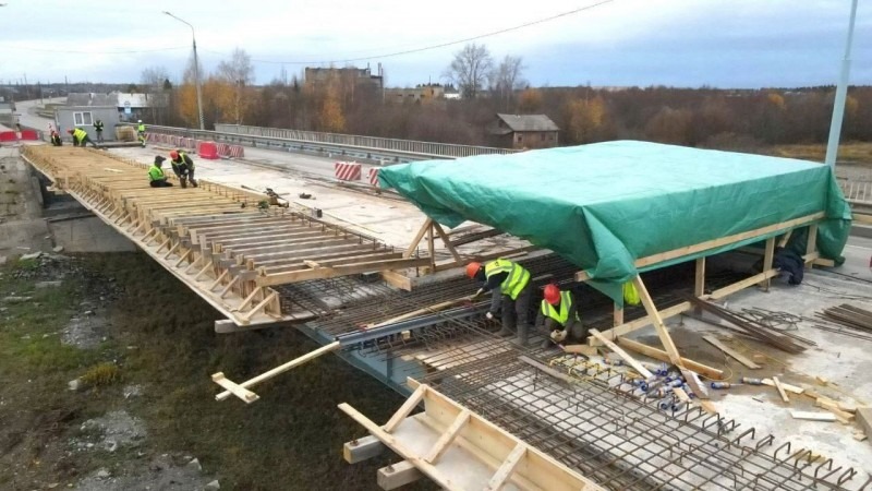 В Каргопольском округе продолжается ремонт моста через Онегу