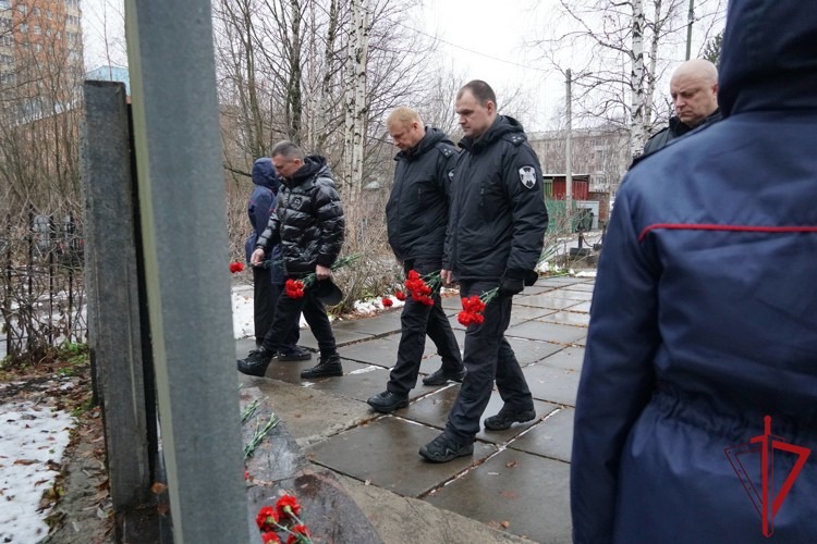 Командиры спецподразделений Управления Росгвардии по Архангельской области почтили память погибших при исполнении сотрудников