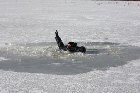 Житель Поморья провалился под ранний лед на озере и не всплыл