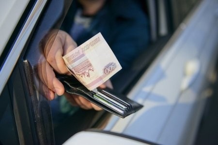 В Архангельске пьяный водитель пытался совратить сотрудников ГАИ 100 тысячами