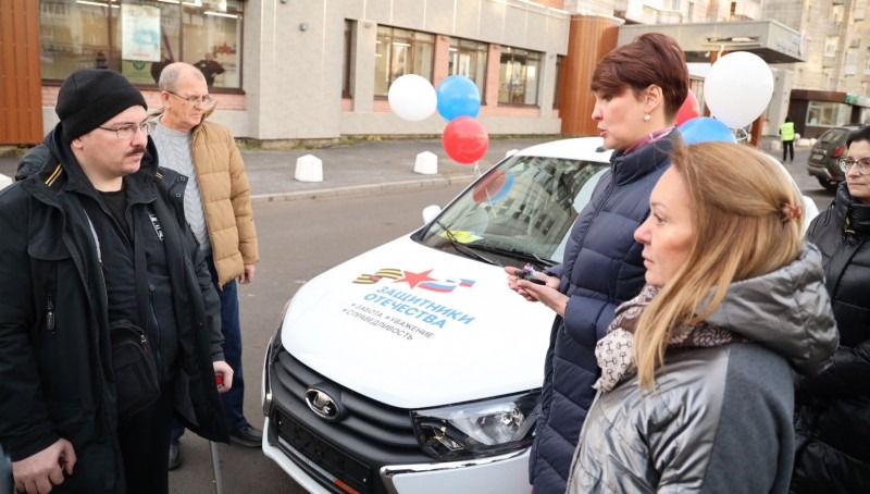 В Архангельске ветерану СВО передали автомобиль с ручным управлением