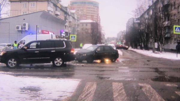 В Архангельске пенсионер на «Рено» протаранил «Лексус»: пассажирка в больнице