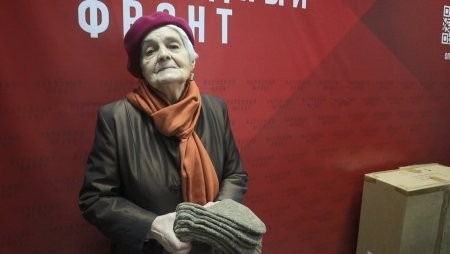 85-летняя бабушка из Архангельска вяжет носки бойцам СВО