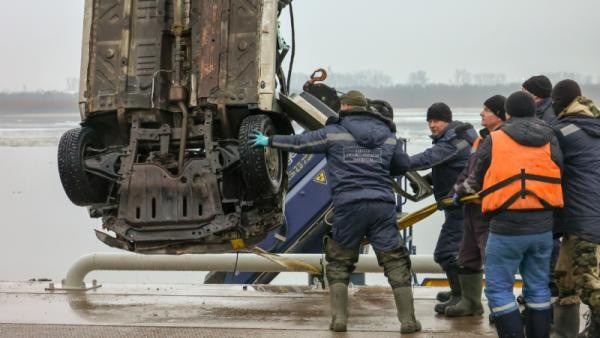 СК показал, как поднимали со дна архангельской реки автомобиль с телами людей