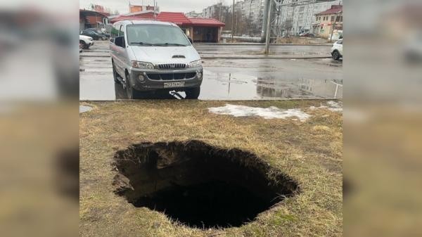 «Очередной портал?»: архангелогородцы заметили земляной обвал на Дачной