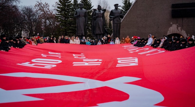 В День Неизвестного Солдата в Архангельске развернули крупномасштабную копию Знамени Победы