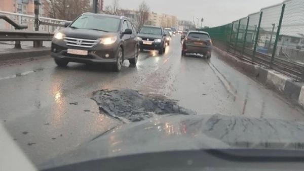 Архангельские дорожники начали устранять яму на съезде с железнодорожного моста