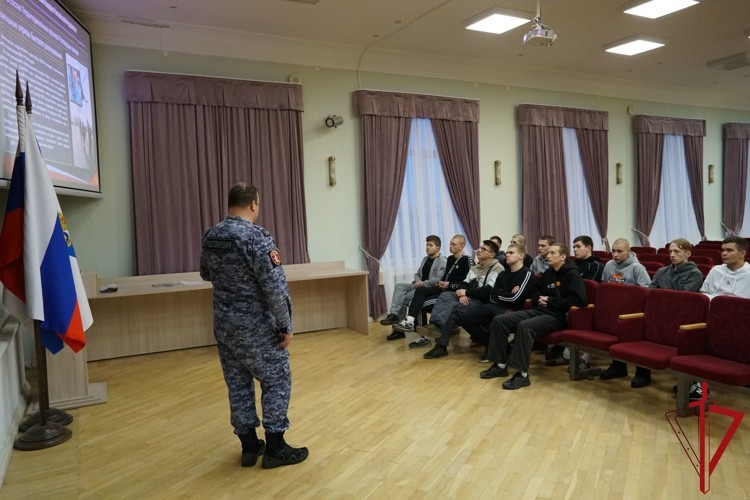 Студенты Архангельского техникума узнали об истории Росгвардии и ее подразделениях