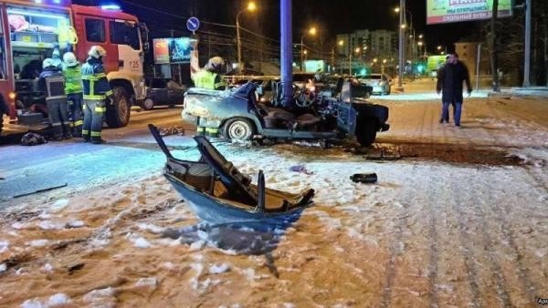 В Архангельске водитель отечественной легковушки влетел в столб и застрял в салоне 