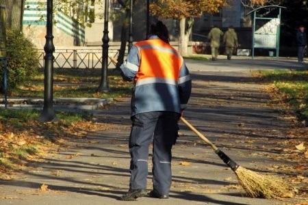 Отец-"бегунок" из Вельска будет 70 часов убирать улицы города