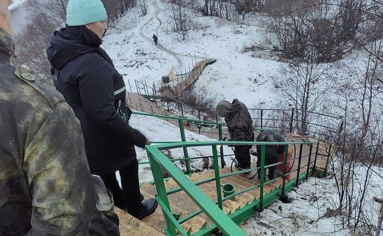 В деревне Село Верхнетоемского округа завершается благоустройство спуска к реке