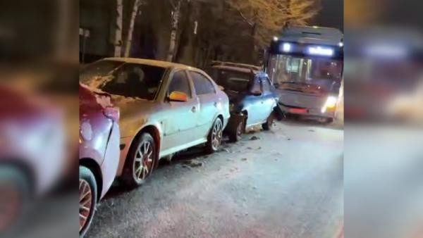 Архангельский автобус собрал «паровозик» из трех машин: есть пострадавшие