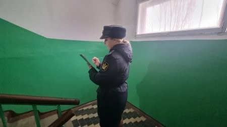 Судебные приставы проконтролировали ремонт подъезда в Новодвинске