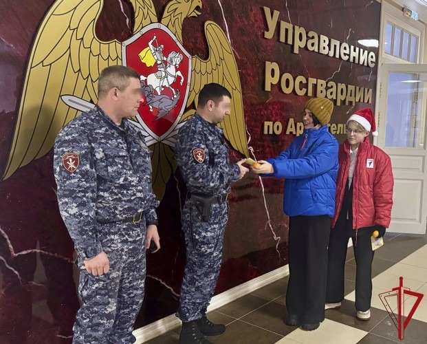 Активисты «Движения первых» из архангельской гимназии поздравили росгвардейцев с наступающими праздниками