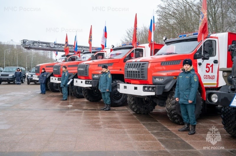 В Брянске спасателям МЧС России вручили ключи от новой техники