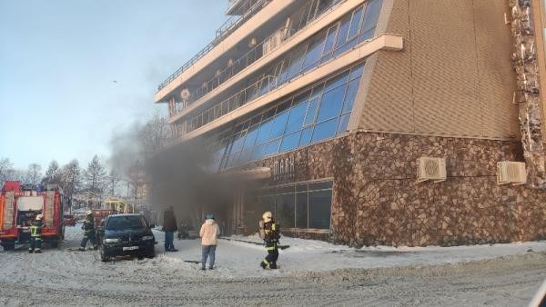 В Архангельске загорелся ресторан «Маяк» и бизнес-центр: на месте работают пожарные