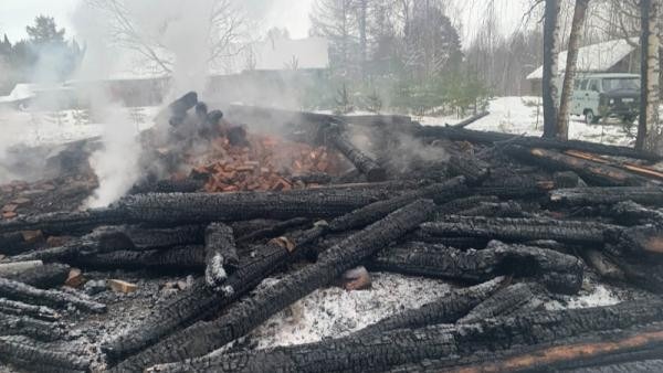 Вместо жилища — угли: в Поморье жуткий пожар в «деревяшке» унес жизнь пенсионера