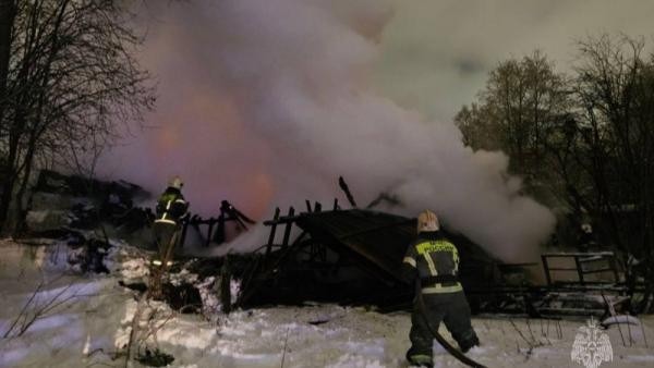 Минувшим вечером в центре Архангельска загорелся сарай: ЧП сняли на видео