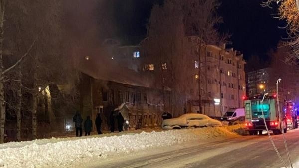 В Архангельске снова полыхала расселенная «деревяшка» в центре города