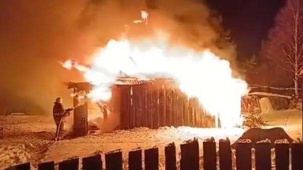 Видео: в Архангельской области северянин сгорел при пожаре в частном жилом доме