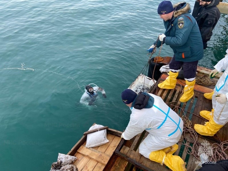 Водолазы МЧС России обследуют акваторию Чёрного моря в зоне ЧС