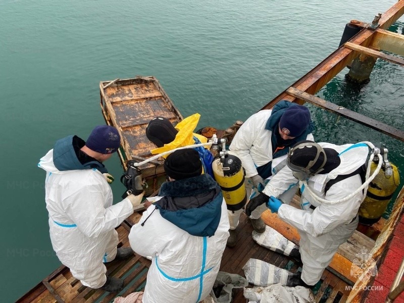 Водолазы МЧС России продолжают обследовать акваторию Чёрного моря в зоне ЧС