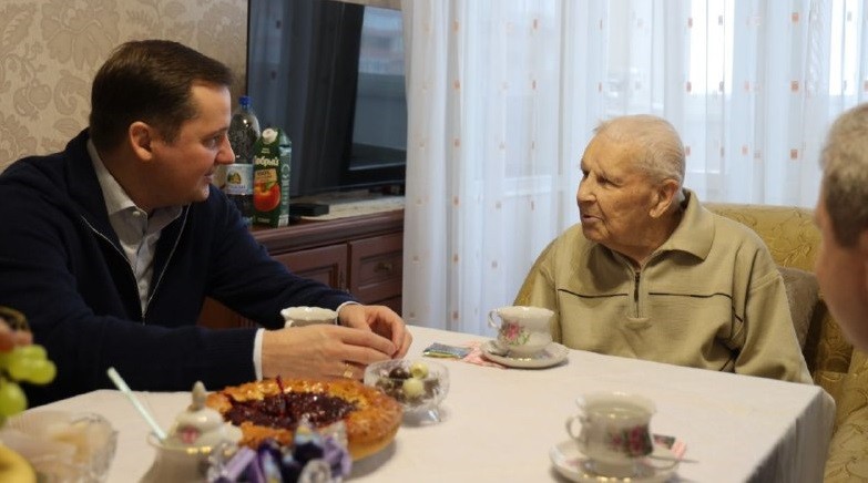 Александр Цыбульский поздравил со 100-летием ветерана Великой Отечественной войны Николая Васильевича Максимова  