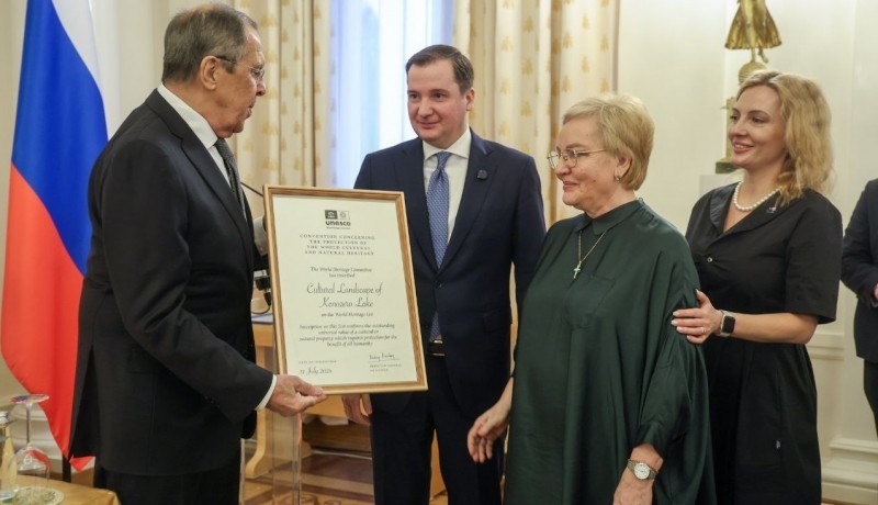 Сергей Лавров вручил Александру Цыбульскому и руководству нацпарка «Кенозерский» свидетельство объекта Всемирного наследия ЮНЕСКО