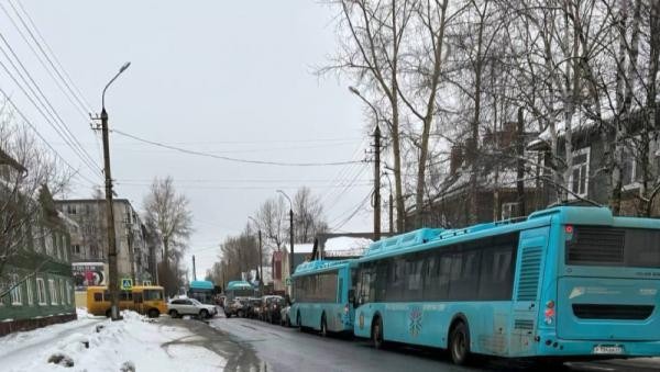 Серьезное ДТП парализовало автобусное движение в архангельской Соломбале Серьезное ДТП парализовало автобусное движение в архангельской Соломбале