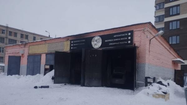 В Архангельске вспыхнул автосервис в центре города 