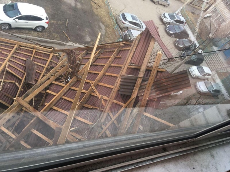 В Красноярске бушует ветер: разрушения, отключения электричества и растущая угроза лесных пожаров — кадры