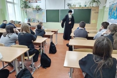 В поселке Савинском Плесецкого округа продолжаются встречи школьников со священником В поселке Савинском Плесецкого округа продолжаются встречи школьников со священником