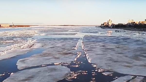 Видео: ледоход пронесся по Северной Двине в Архангельске под покровом ночи Видео: ледоход пронесся по Северной Двине в Архангельске под покровом ночи
