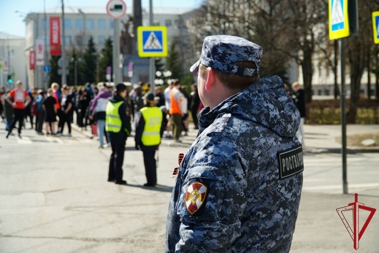 Сотрудники Росгвардии приняли участие в обеспечении безопасности легкоатлетической эстафеты в Архангельске