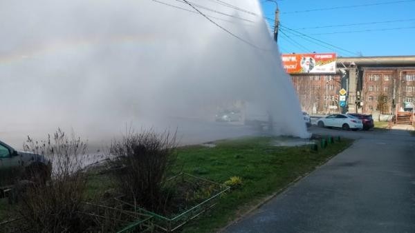 В Северодвинске на трассе «забил» мощный коммунальный гейзер: ЧП сняли на видео В Северодвинске на трассе «забил» мощный коммунальный гейзер: ЧП сняли на видео