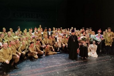 Священник Александр Григорьев поблагодарил ансамбль «Сиверко» за яркость и мастерство Священник Александр Григорьев поблагодарил ансамбль «Сиверко» за яркость и мастерство